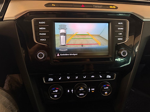 Volkswagen Passat 14 of 19