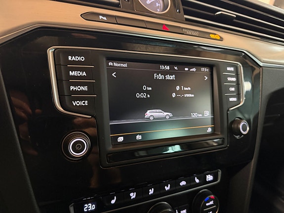 Volkswagen Passat 12 of 19