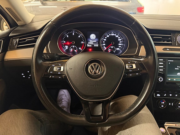 Volkswagen Passat 13 of 19