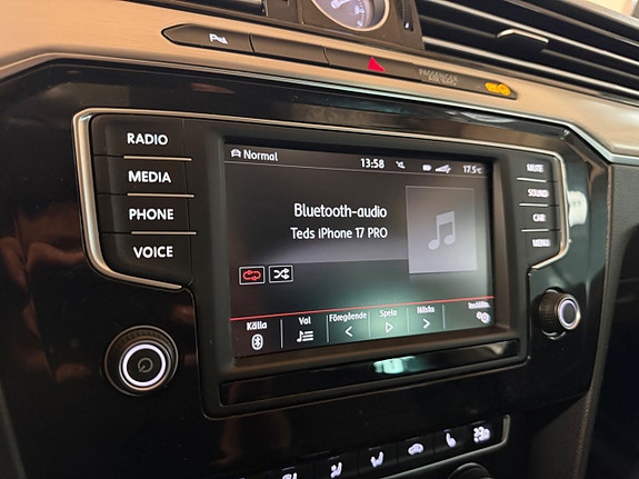 Volkswagen Passat 16 of 19
