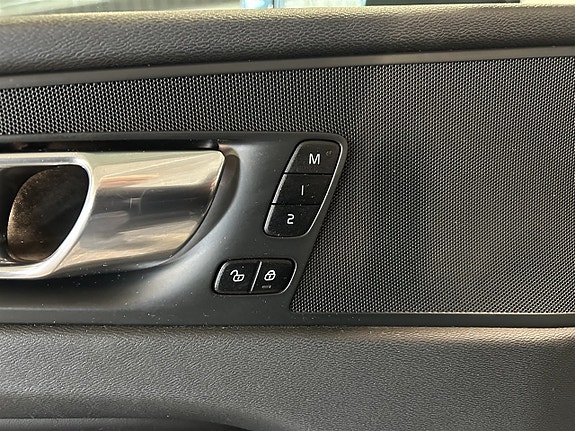 Volvo XC60 12 of 27