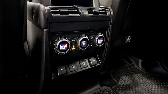 Land Rover Defender 110 12 of 23