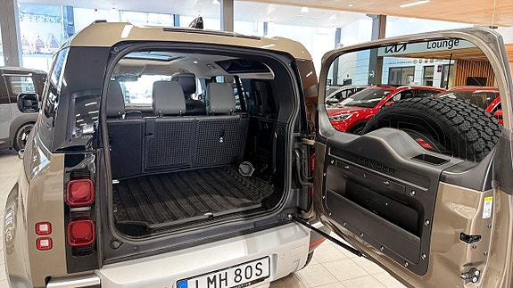 Land Rover Defender 110 8 of 23