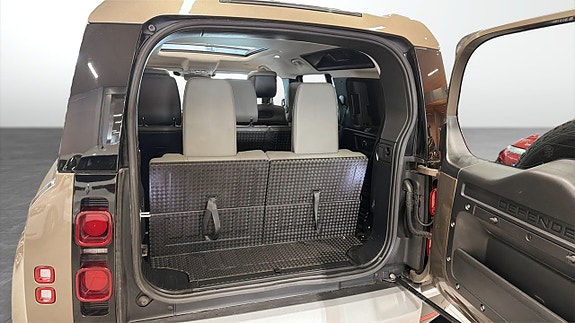 Land Rover Defender 110 9 of 23