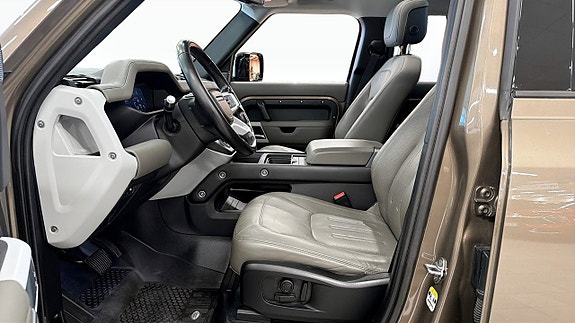Land Rover Defender 110 13 of 23