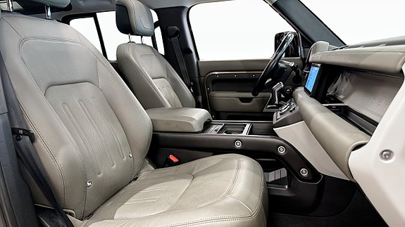 Land Rover Defender 110 18 of 23