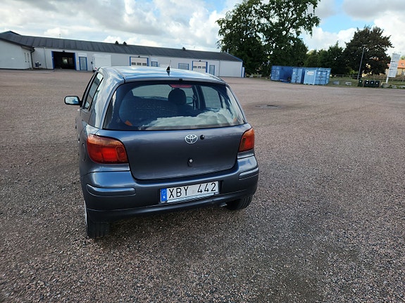 Toyota Yaris 4 of 6