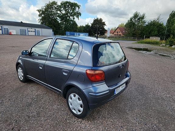 Toyota Yaris 3 of 6