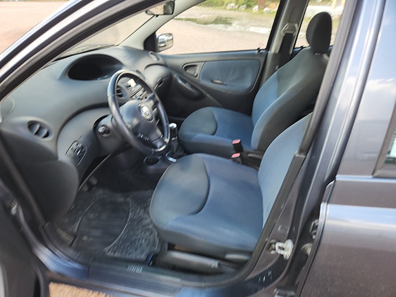 Toyota Yaris 5 of 6