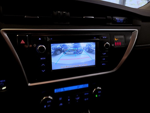 Toyota Auris 12 of 16
