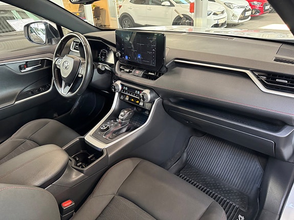 Toyota RAV4 6 of 18
