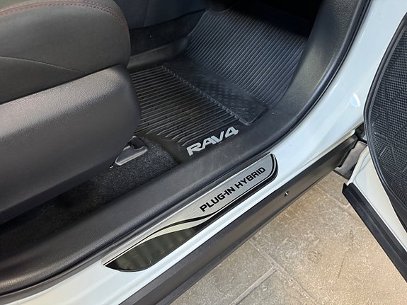 Toyota RAV4 8 of 18