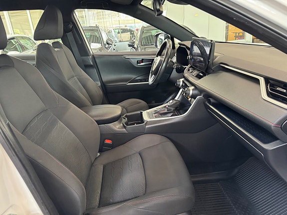Toyota RAV4 7 of 18