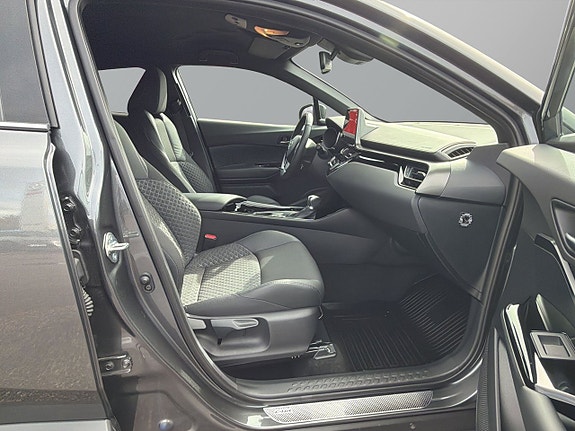 Toyota C-HR 8 of 27