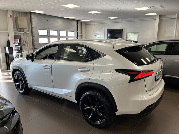 Lexus NX300h 2 of 21