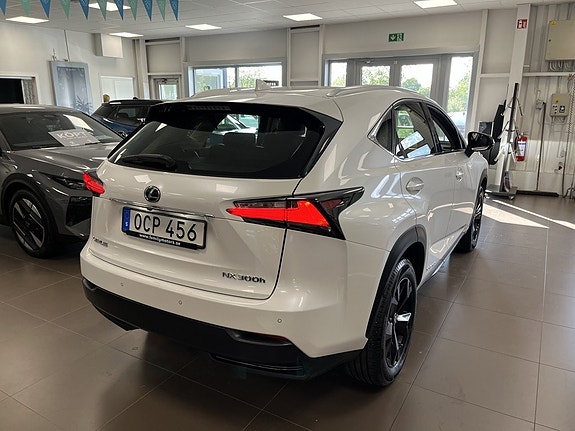 Lexus NX300h 4 of 21