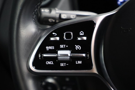 Mercedes-Benz GLA200 17 of 25