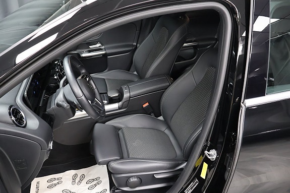Mercedes-Benz GLA200 11 of 25