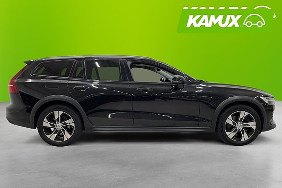 Volvo V60 Cross Country 2 of 23