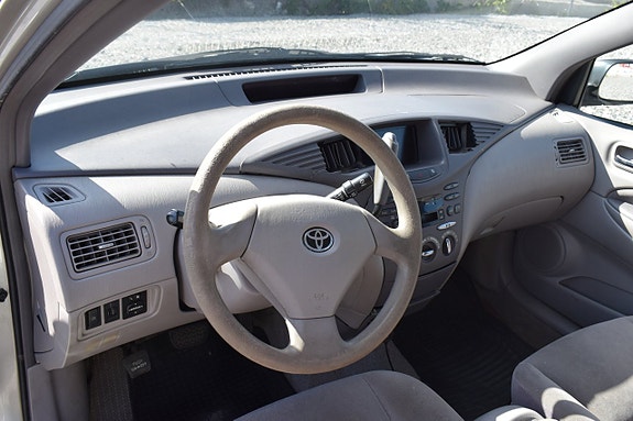 Toyota Prius 6 of 15