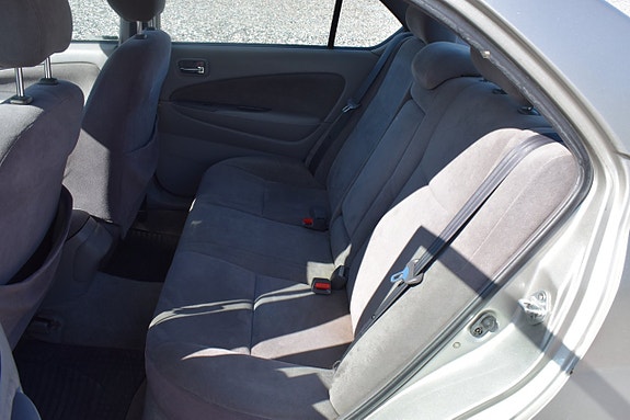 Toyota Prius 7 of 15
