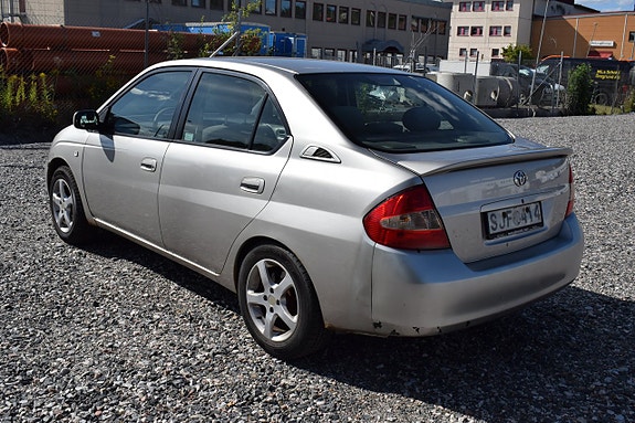 Toyota Prius 4 of 15