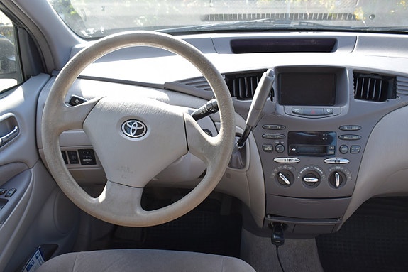 Toyota Prius 5 of 15