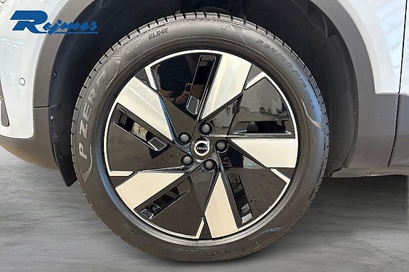 Volvo EX40 9 of 23