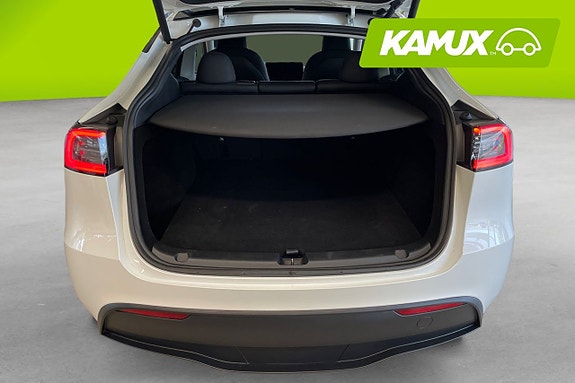 Tesla Model Y 8 of 18