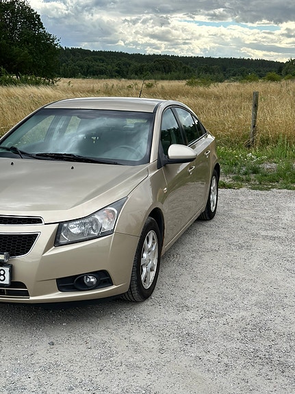 Chevrolet Cruze 2 of 9
