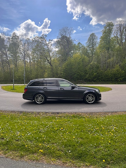 Mercedes-Benz C220 3 of 5