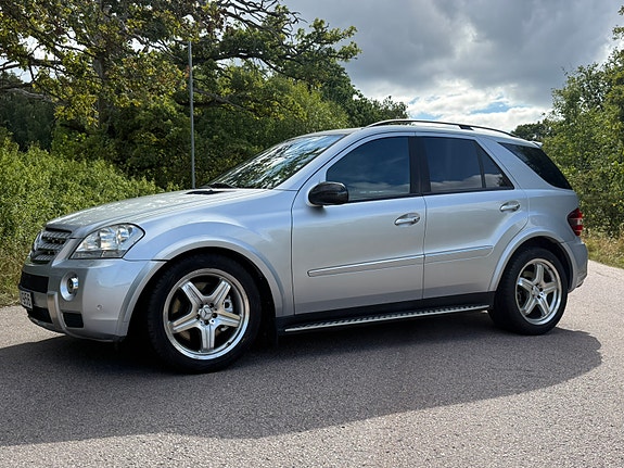 Mercedes-Benz ML500 2 of 9