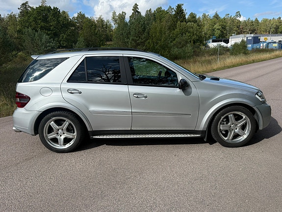 Mercedes-Benz ML500 3 of 9