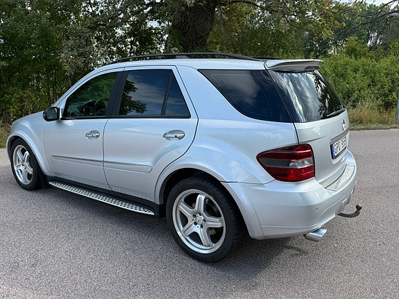 Mercedes-Benz ML500 5 of 9