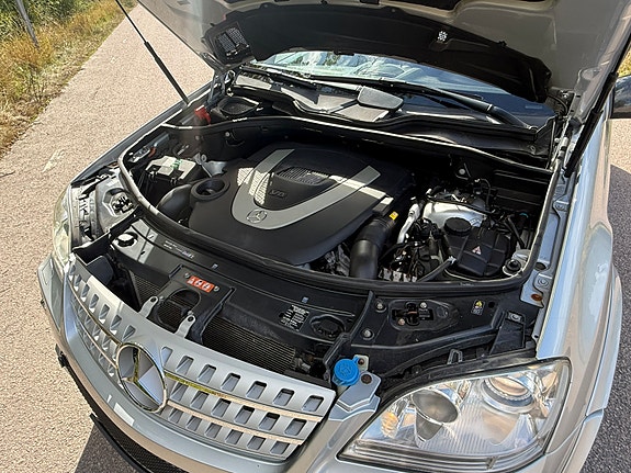 Mercedes-Benz ML500 9 of 9