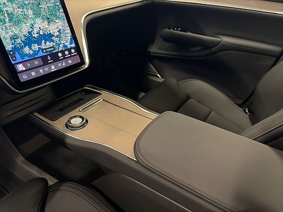 Volvo EX90 8 of 16