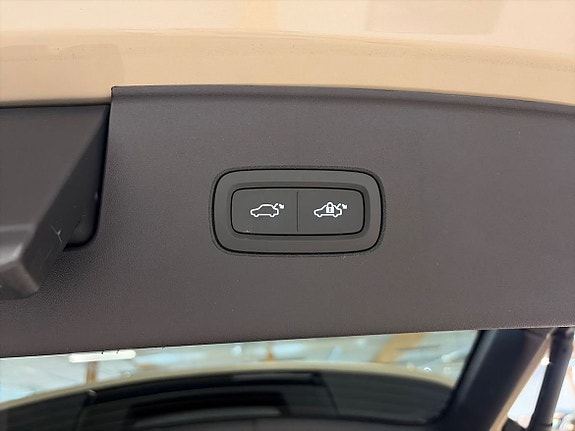 Volvo EX90 11 of 16