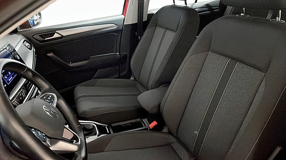 Volkswagen T-Roc 8 of 12