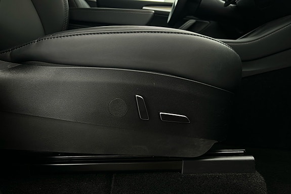 Tesla Model Y 16 of 25