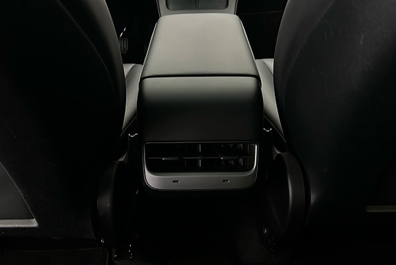 Tesla Model Y 22 of 25