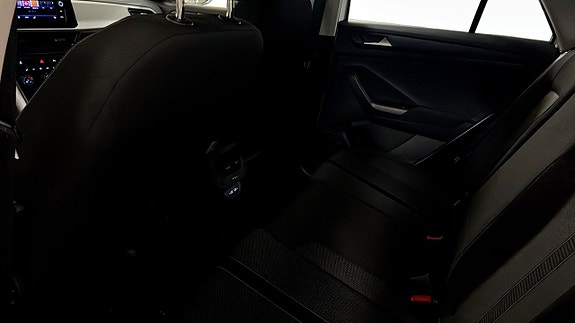Volkswagen T-Roc 11 of 12