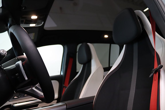 Mercedes-Benz GLB220 11 of 17