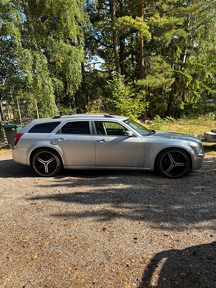 Chrysler 300C 2 of 5