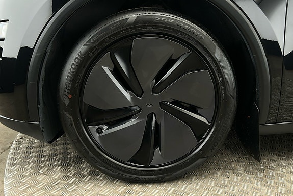 Tesla Model Y 11 of 25