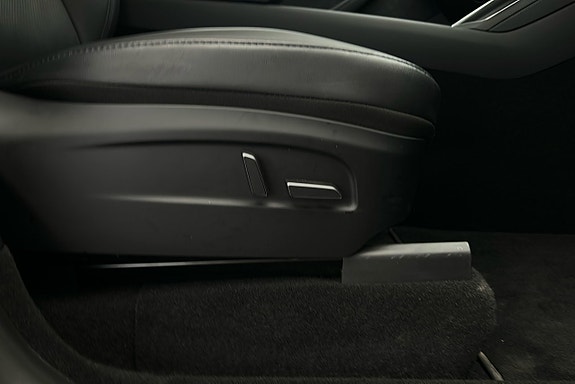 Tesla Model Y 16 of 25