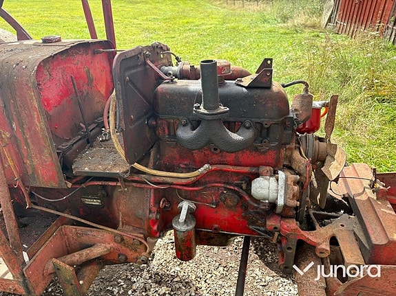 Traktor Mc Cormick Intern. B275 12 of 30