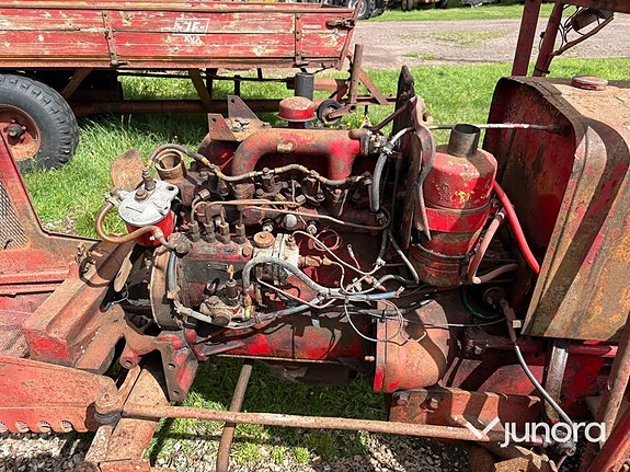 Traktor Mc Cormick Intern. B275 9 of 30