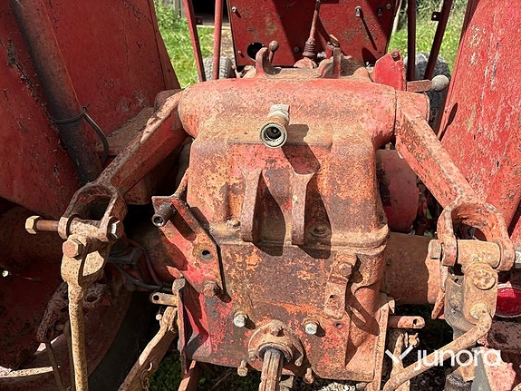 Traktor Mc Cormick Intern. B275 24 of 30