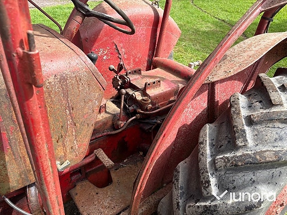 Traktor Mc Cormick Intern. B275 19 of 30