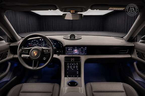 Porsche Taycan 7 of 8
